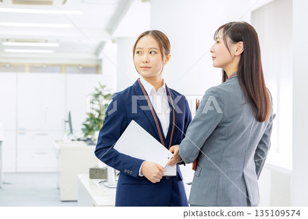 辦公室裡的女士套裝 135109574