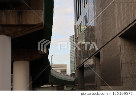 城市景觀，雲朵、藍天、摩天大樓和高速公路橋樑盡收眼底。 135109575