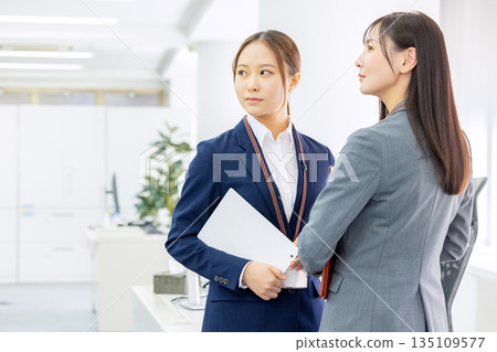 辦公室裡的女士套裝 135109577