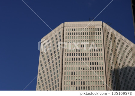 與藍天的摩天大樓風景 135109578