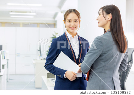 辦公室裡的女士套裝 135109582