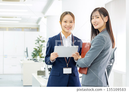 辦公室裡的女士套裝 135109583