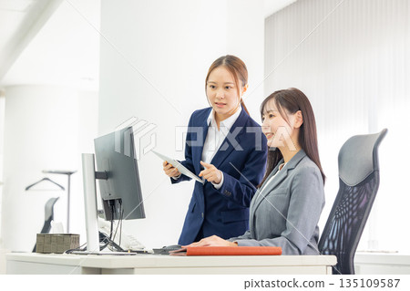 辦公室女性工作 135109587