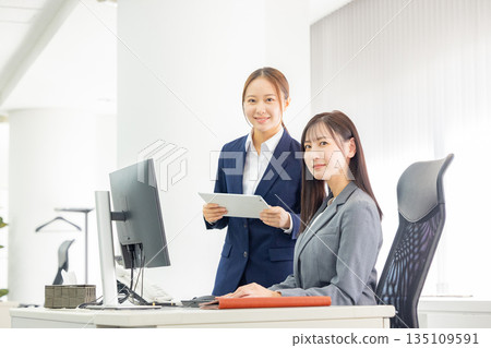 辦公室女性工作 135109591