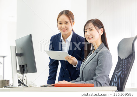辦公室女性工作 135109593
