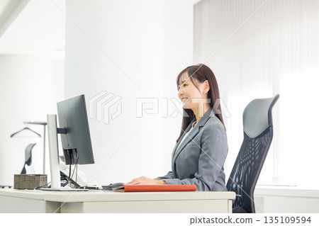 在辦公室工作的女商人 135109594