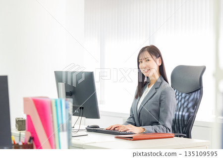 Business woman working in the office Business woman working in the office 135109595