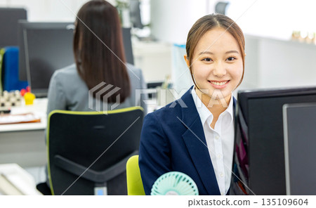 在辦公室工作的婦女 135109604