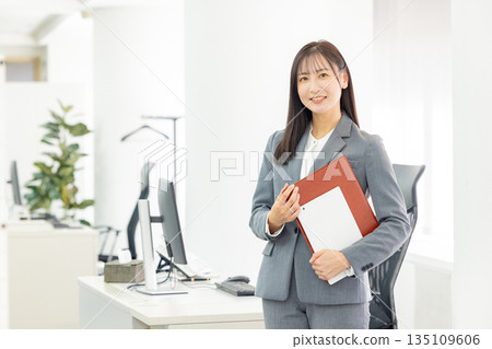 在辦公室工作的年輕女子 135109606