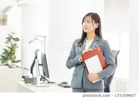 在辦公室工作的年輕女子 135109607