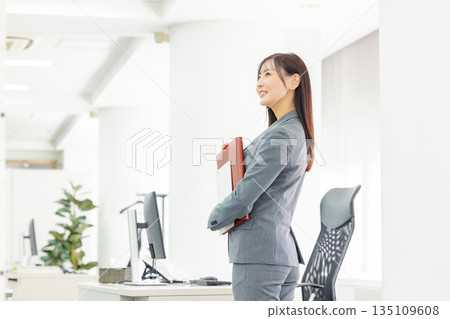 在辦公室工作的年輕女子 135109608