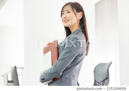 在辦公室工作的年輕女子 135109609