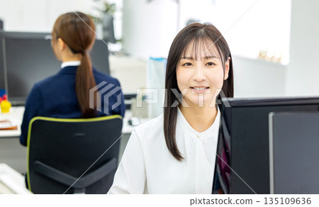 做書桌工作的女商人 135109636