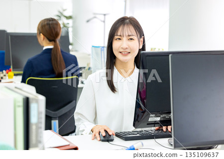 做書桌工作的女商人 135109637