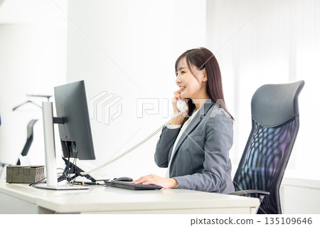 一個女人打個電話 135109646