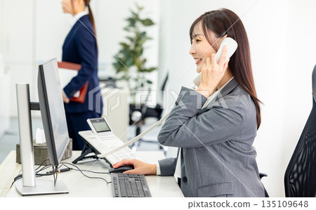 一個女人打個電話 135109648