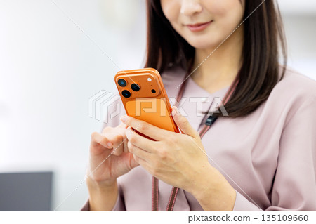 操作智能手機的女商人 135109660