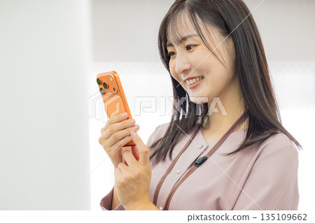 操作智能手機的女商人 135109662