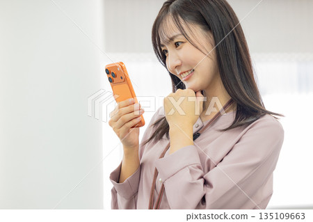 操作智能手機的女商人 135109663