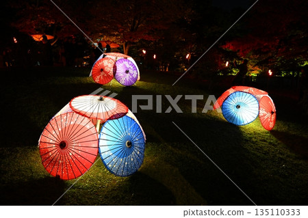 燈火通明的夜景 135110333