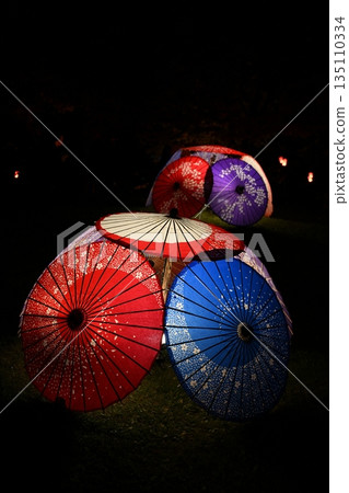 紅色日本傘亮了起來 135110334