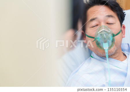 一名男性住院病人戴著呼吸器說話 135110354