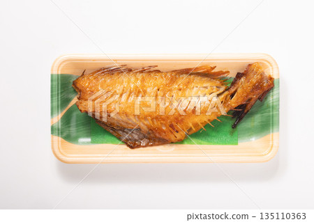 烤紅魚(用海帶和醬油醃製) 烤紅魚(用海帶和醬油醃製) 135110363