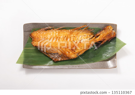 烤紅魚(用海帶和醬油醃製) 烤紅魚(用海帶和醬油醃製) 135110367