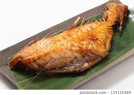 烤紅魚(用海帶和醬油醃製) 烤紅魚(用海帶和醬油醃製) 135110369