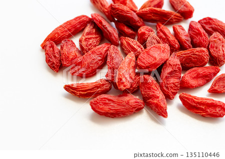 白色背景上的枸杞 135110446
