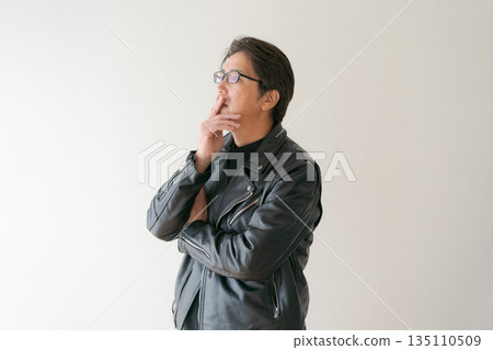 一位五十多歲、戴著眼鏡、穿著皮夾克的男子 135110509