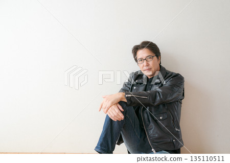 一名五十多歲的男子，身穿皮夾克 135110511