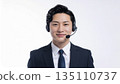 在呼叫中心工作的年輕男性接線生 135110737
