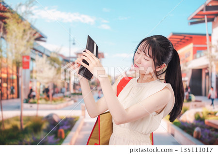 一位女士在購物中心過度消費，結果破產了。 135111017