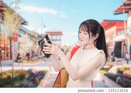 一位女士在購物中心過度消費，結果破產了。 135111018