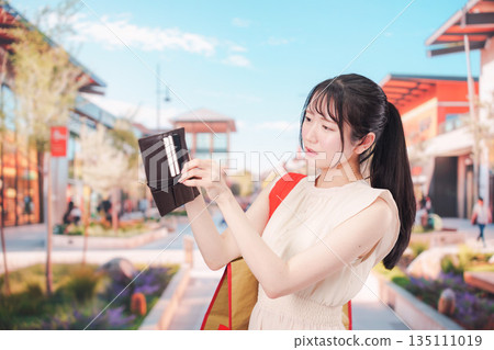一位女士在購物中心過度消費,結果破產了。 一位女士在購物中心過度消費,結果破產了。 135111019