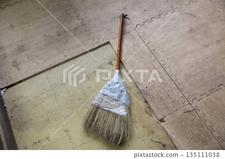 地板上有一把又舊又髒的掃帚 135111038