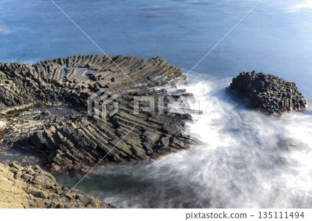 Fan-shaped colmnar jointing on Yangnam beach near Gyeongju,. 135111494