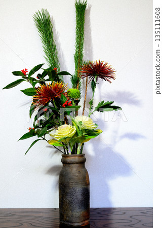 插在花瓶裡的松花、菊花、千兩等賀年花 135111608