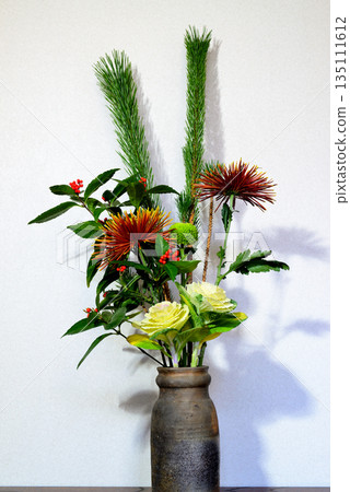 插在花瓶裡的松花、菊花、千兩等賀年花 135111612