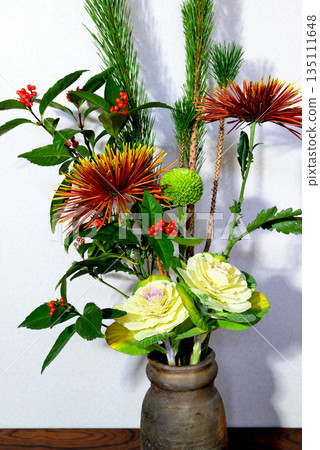 插在花瓶裡的松花、菊花、千兩等賀年花 插在花瓶裡的松花、菊花、千兩等賀年花 135111648