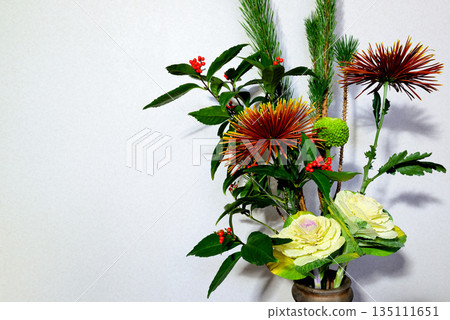 插在花瓶裡的松花、菊花、千兩等賀年花 135111651