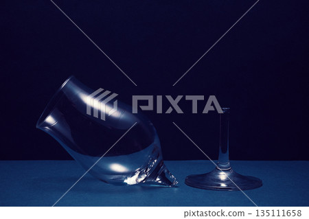 破碎的酒杯 破碎的酒杯 135111658