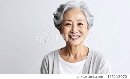 對著鏡頭微笑的高級女人 135112070