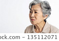 一位面容困擾的老年婦女 135112071