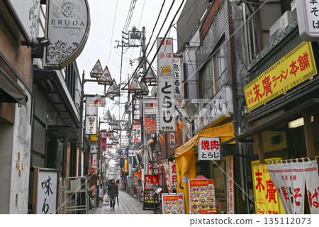 【東京都中野區】中野車站北口附近的餐飲區三番街景色 【東京都中野區】中野車站北口附近的餐飲區三番街景色 135112073