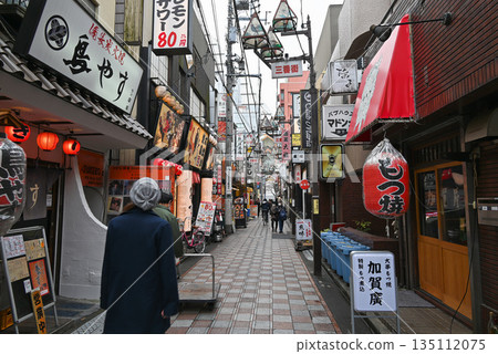 【東京都中野區】中野車站北口附近的餐飲區三番街景色 135112075