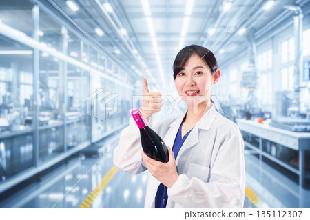 一位身穿白大褂的女士正在從事葡萄酒研發工作。 135112307