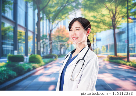 一位女醫生面帶神采地走在外面 一位女醫生面帶神采地走在外面 135112388