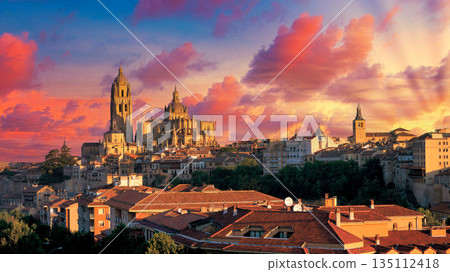 塞哥維亞舊城區美麗的傍晚景色 135112418